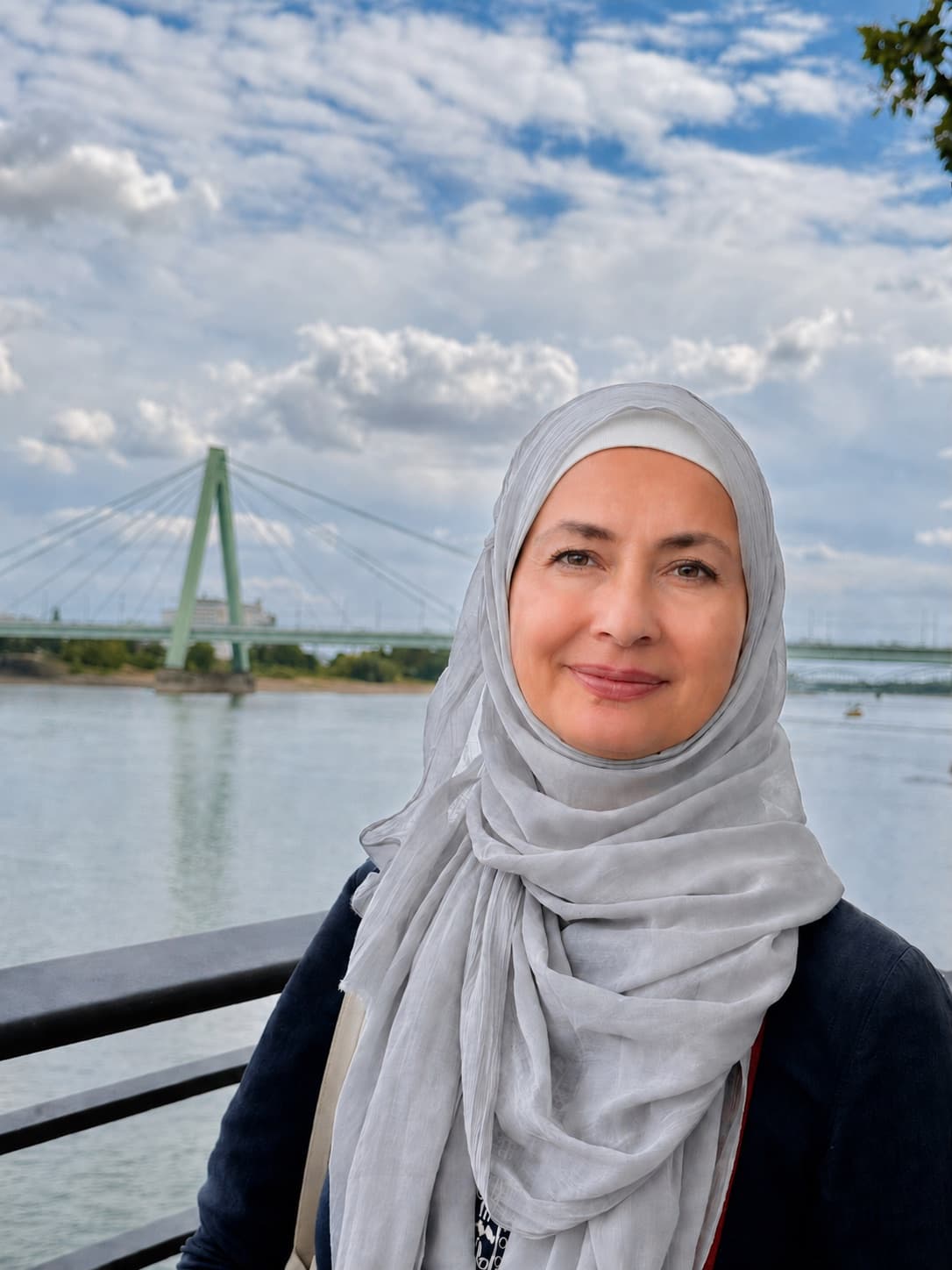 Ebru B. Biçaker, Seelsorgerin und Lebensberaterin in Köln — Portrait am Rheinufer